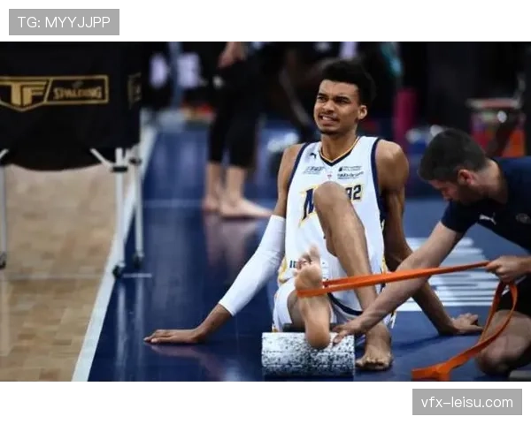 文班亚马在低位防守中疑似扭伤脚踝，暂时返回更衣室接受检查